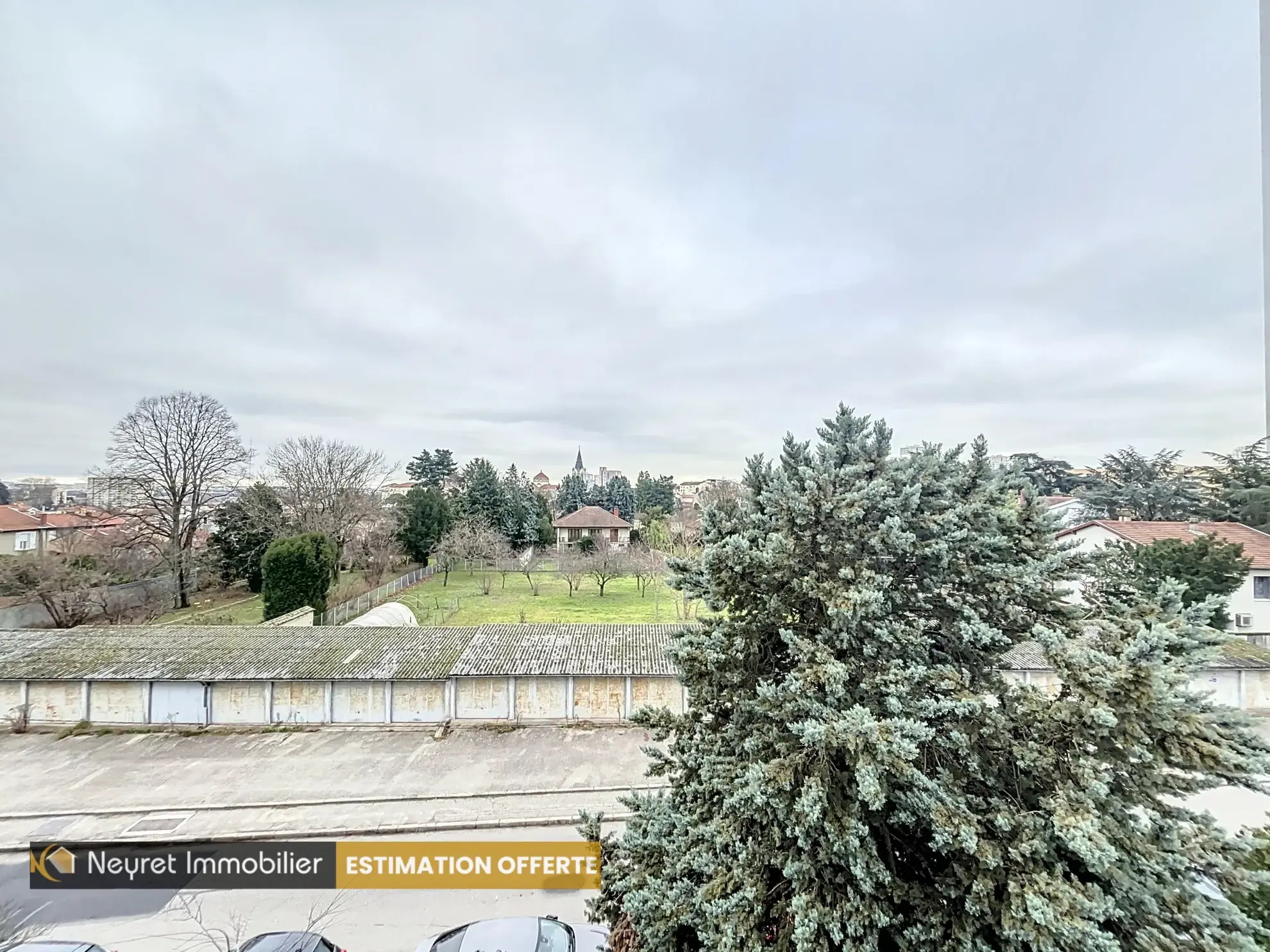 Appartement T4 de 90m² à Oullins avec balcon et parking, secteur calme 