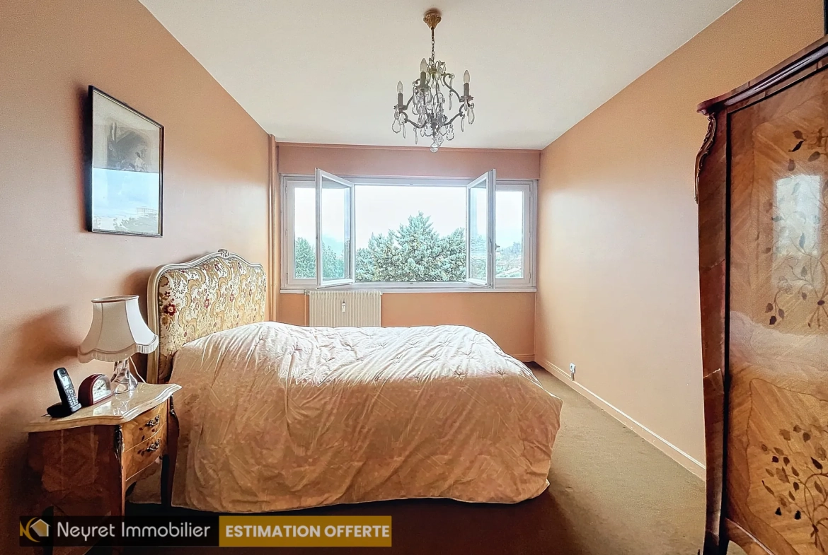 Appartement T4 de 90m² à Oullins avec balcon et parking, secteur calme 
