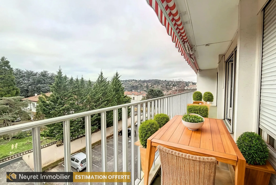 Appartement T4 de 90m² à Oullins avec balcon et parking, secteur calme 
