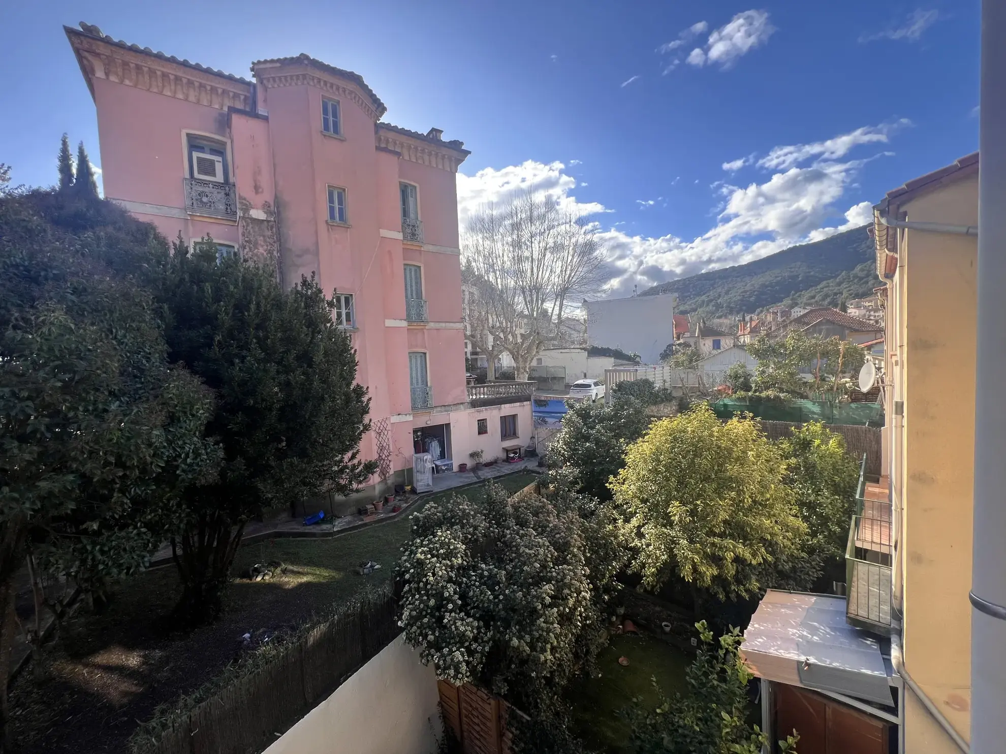 Charmant F1 en centre-ville d'Amélie-les-Bains avec vue ensoleillée 