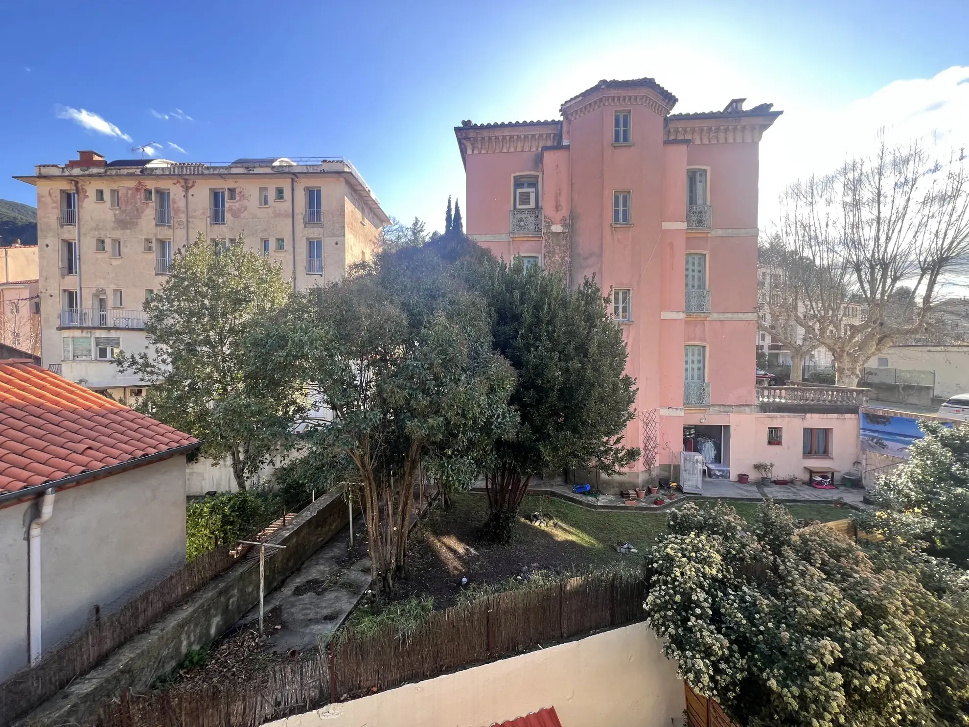 Charmant F1 en centre-ville d'Amélie-les-Bains avec vue ensoleillée 