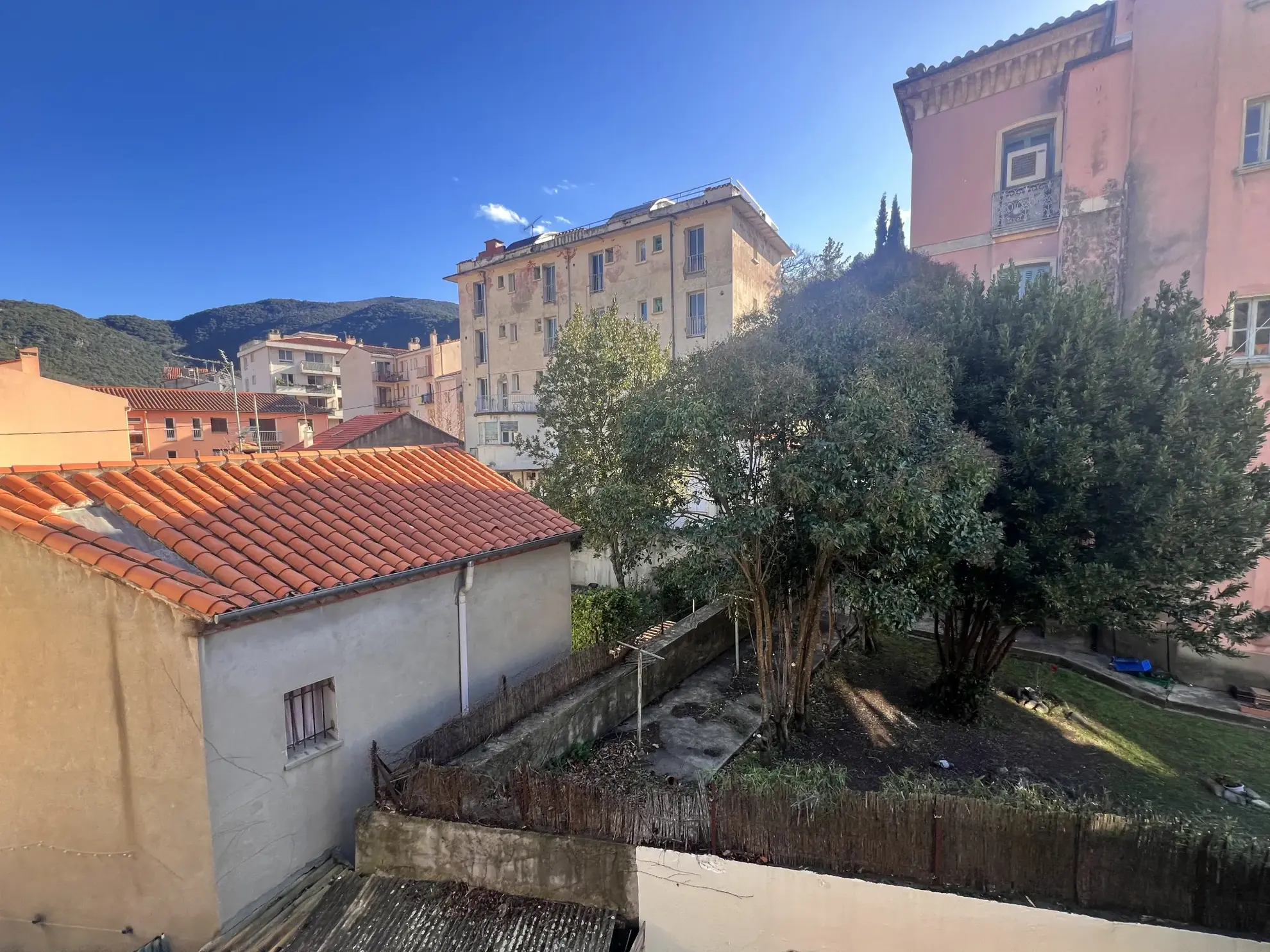 Charmant F1 en centre-ville d'Amélie-les-Bains avec vue ensoleillée 