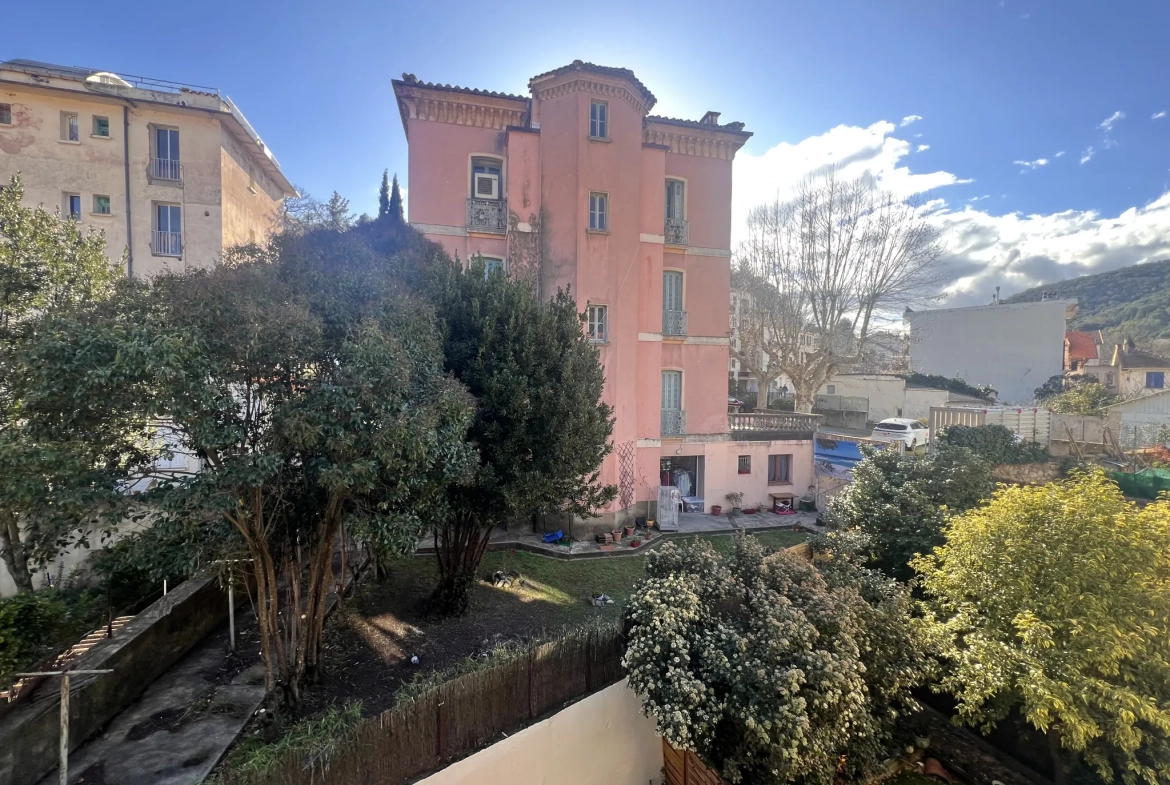 Charmant F1 en centre-ville d'Amélie-les-Bains avec vue ensoleillée 