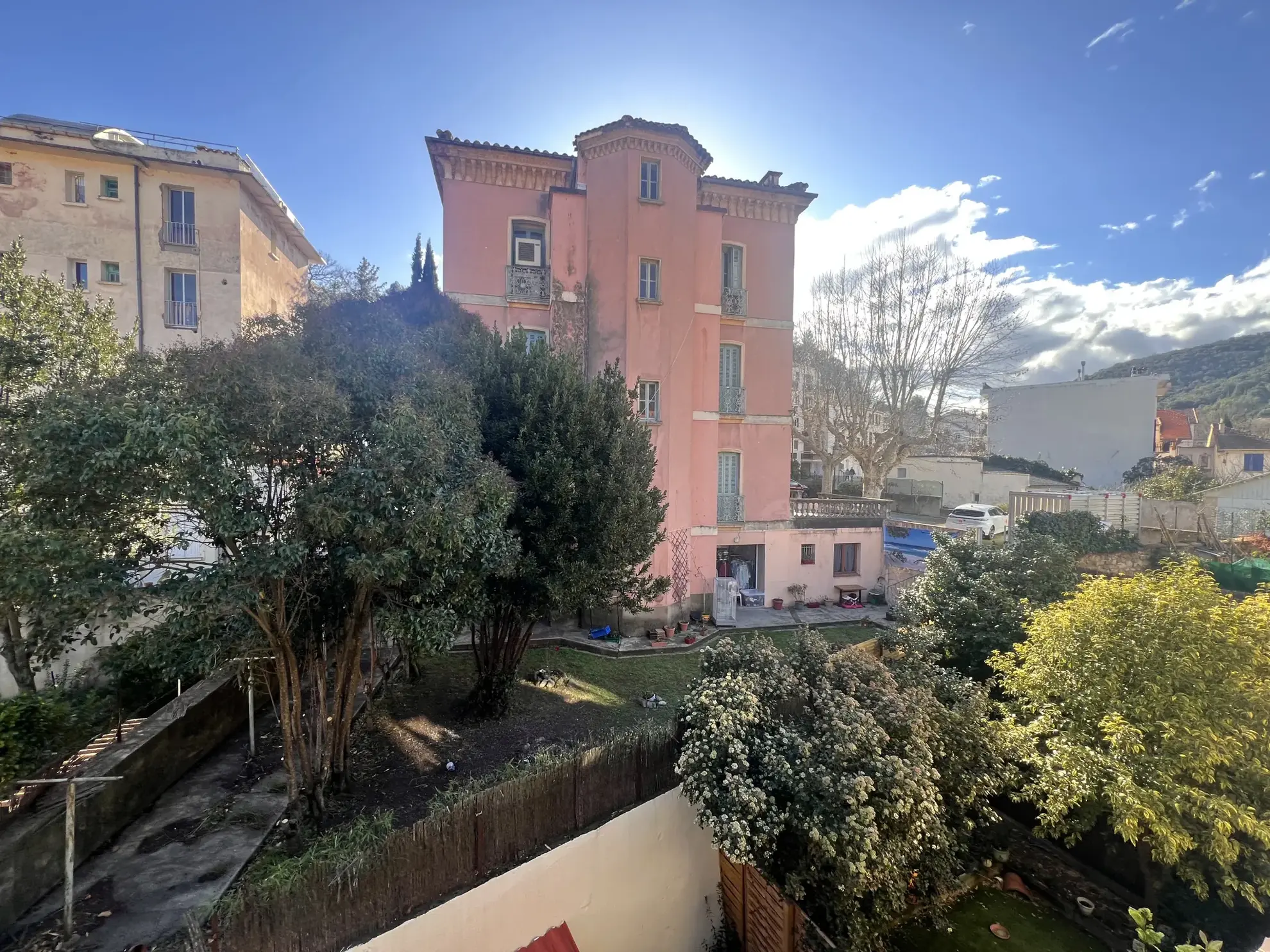 Charmant F1 en centre-ville d'Amélie-les-Bains avec vue ensoleillée 