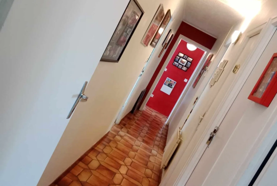 Maison familiale à vendre à Artix avec vue Pyrénées, 4 chambres, grand terrain, garage 