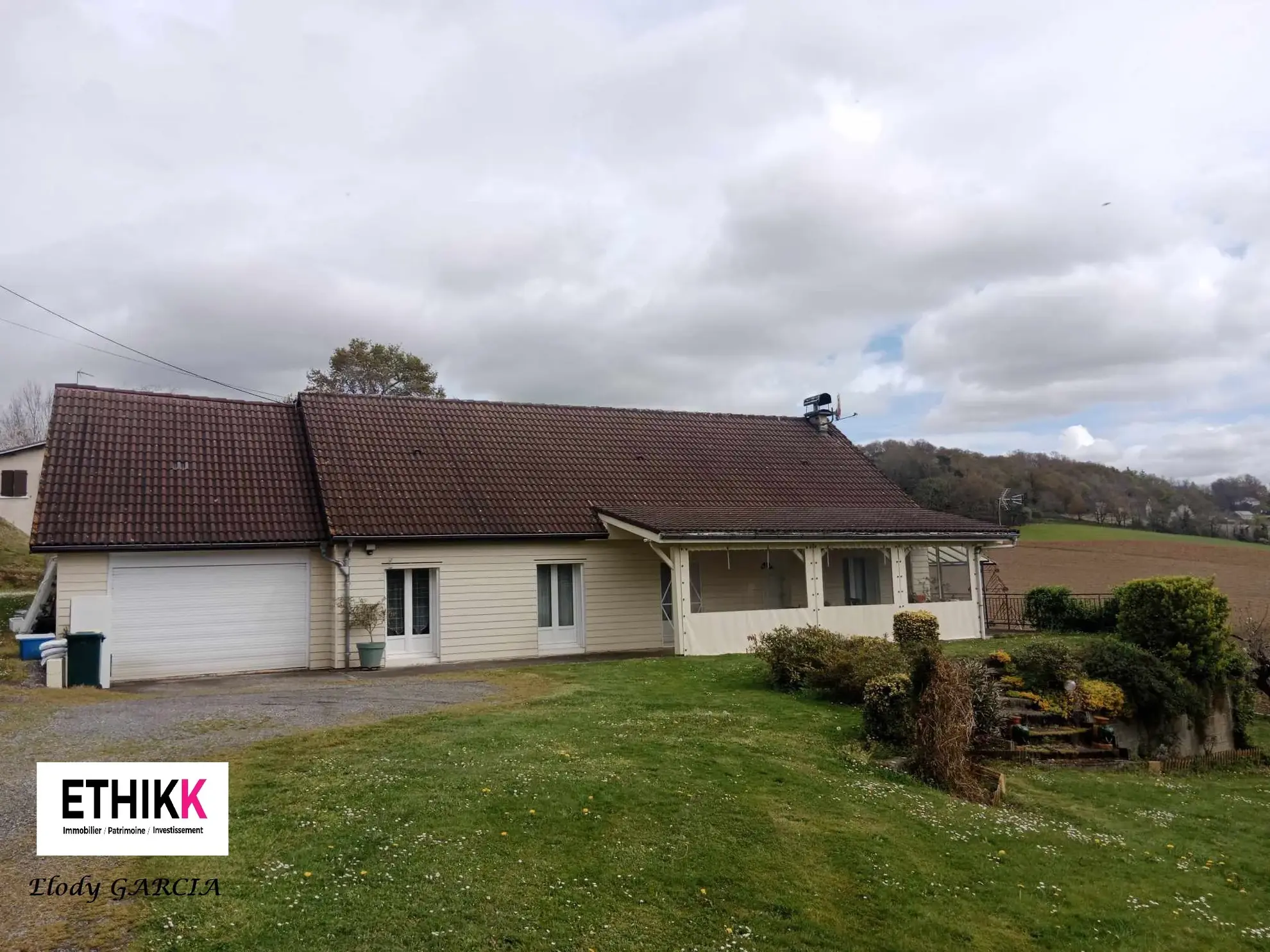 Maison familiale à vendre à Artix avec vue Pyrénées, 4 chambres, grand terrain, garage 