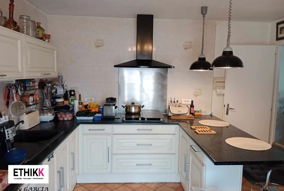 Maison familiale à vendre à Artix avec vue Pyrénées, 4 chambres, grand terrain, garage 
