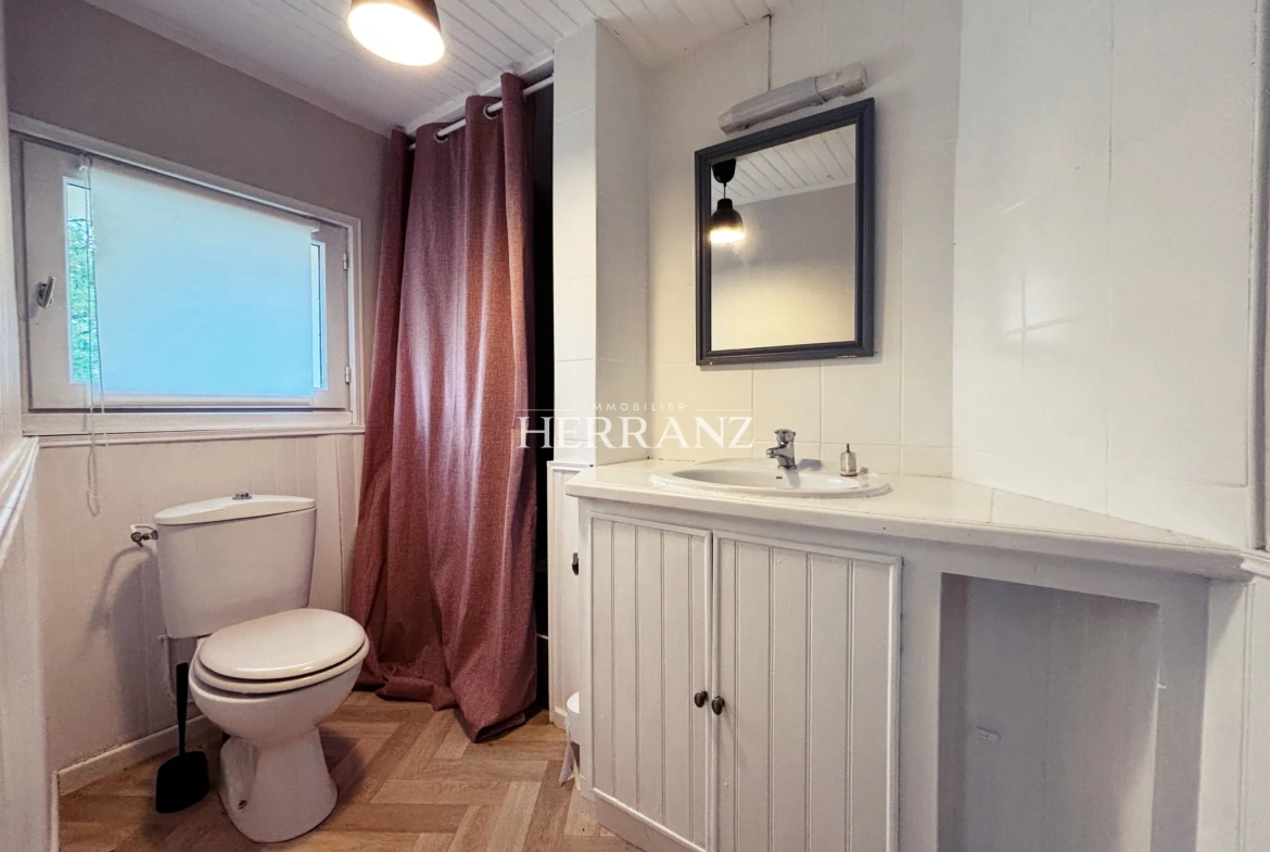 Charmante maison en pierre de 160 m² avec chais et grand terrain à Moulin-Neuf 