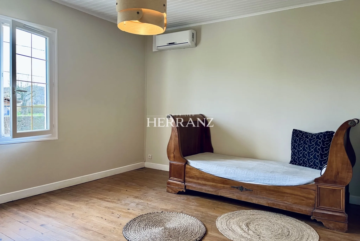 Charmante maison en pierre de 160 m² avec chais et grand terrain à Moulin-Neuf 