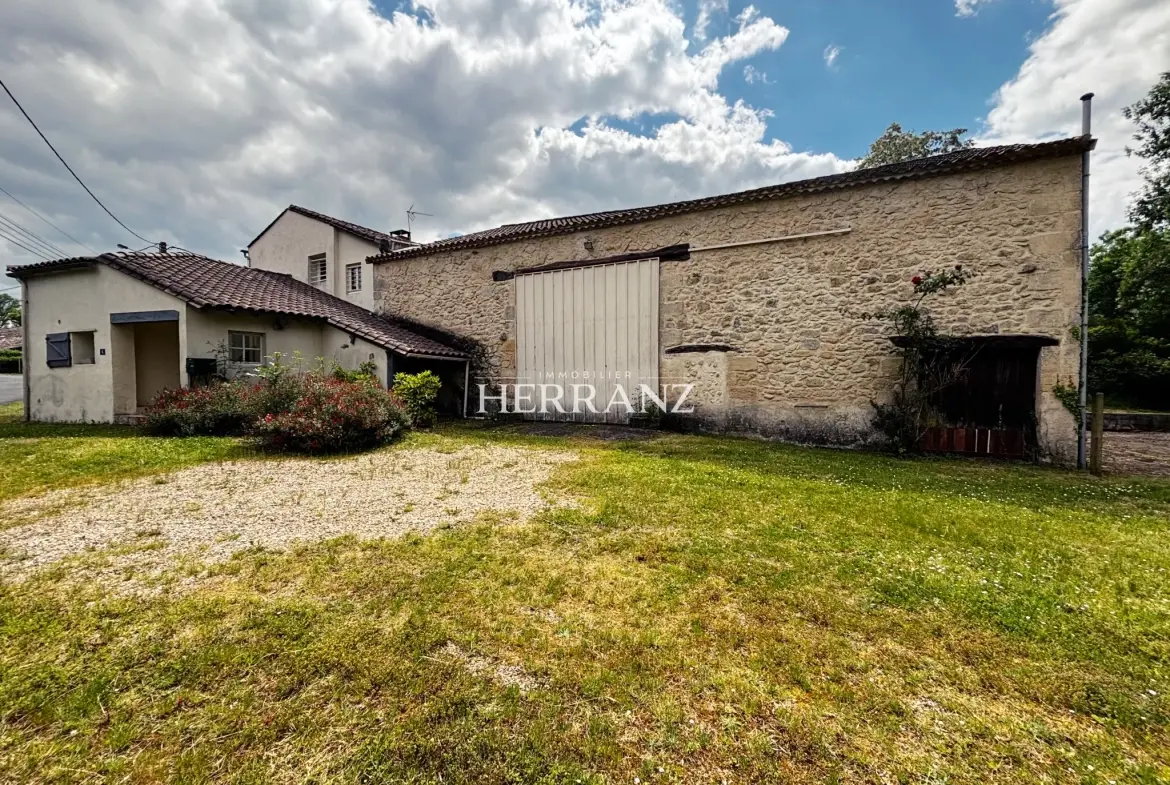 Charmante maison en pierre de 160 m² avec chais et grand terrain à Moulin-Neuf 