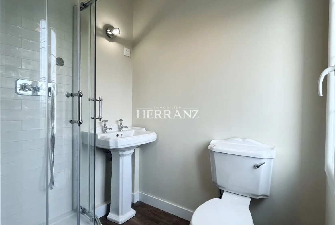 Charmante maison en pierre de 160 m² avec chais et grand terrain à Moulin-Neuf 