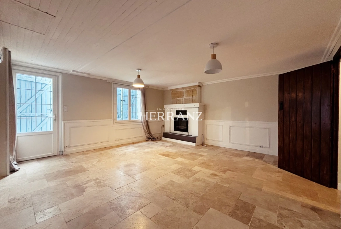 Charmante maison en pierre de 160 m² avec chais et grand terrain à Moulin-Neuf 