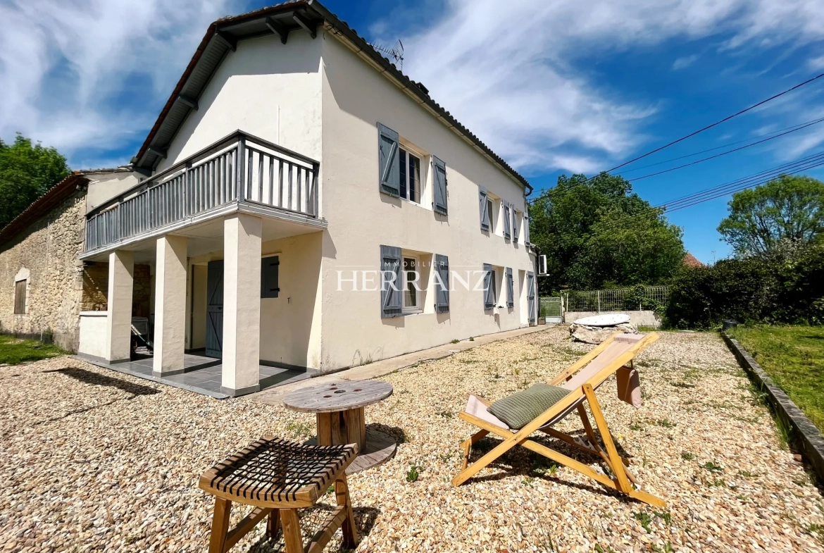 Charmante maison en pierre de 160 m² avec chais et grand terrain à Moulin-Neuf 