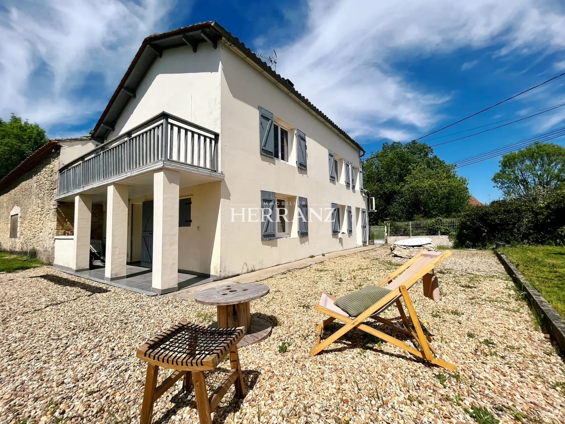 Charmante maison en pierre de 160 m² avec chais et grand terrain à Moulin-Neuf 