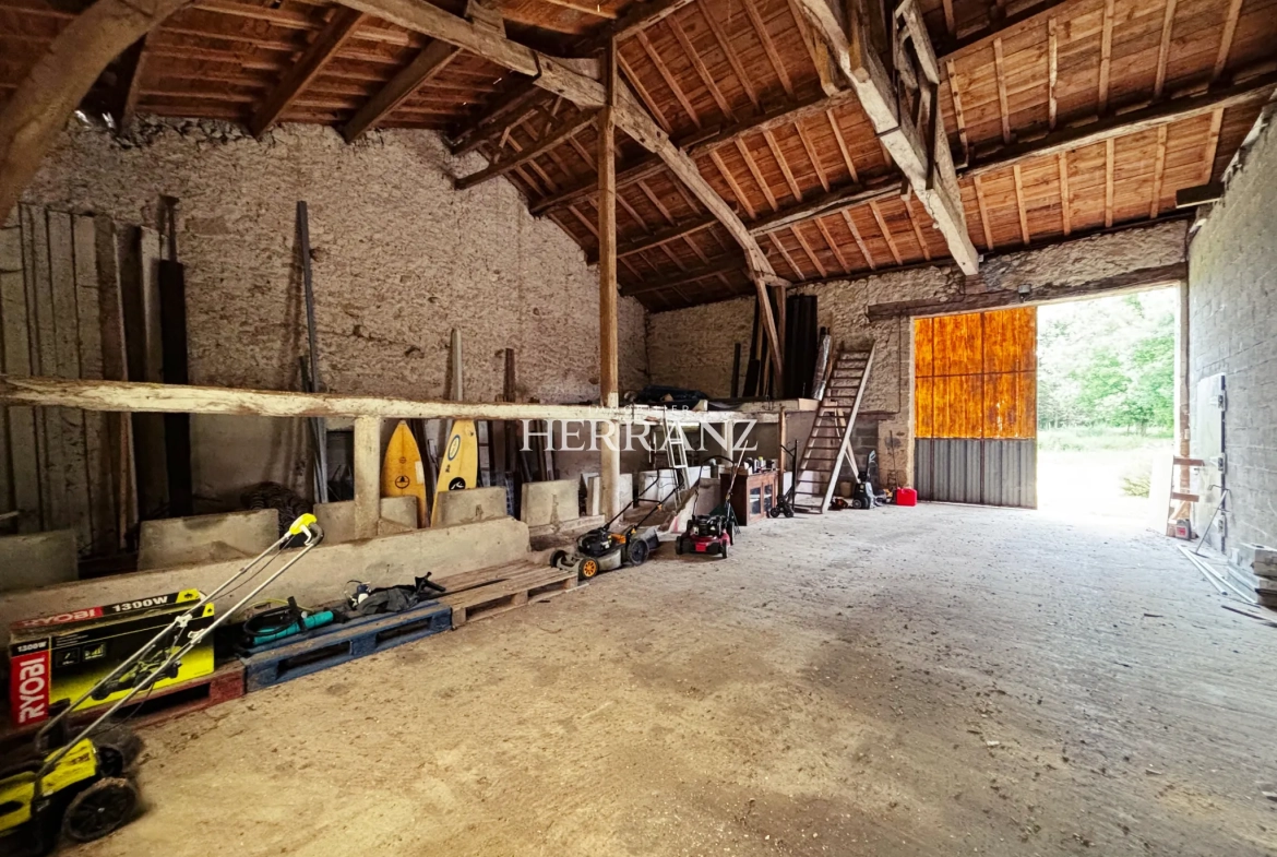 Charmante maison en pierre de 160 m² avec chais et grand terrain à Moulin-Neuf 