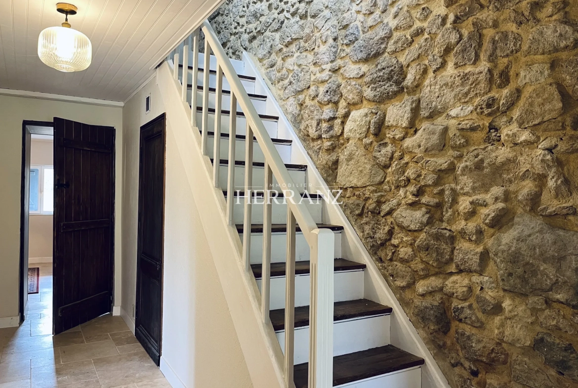 Charmante maison en pierre de 160 m² avec chais et grand terrain à Moulin-Neuf 