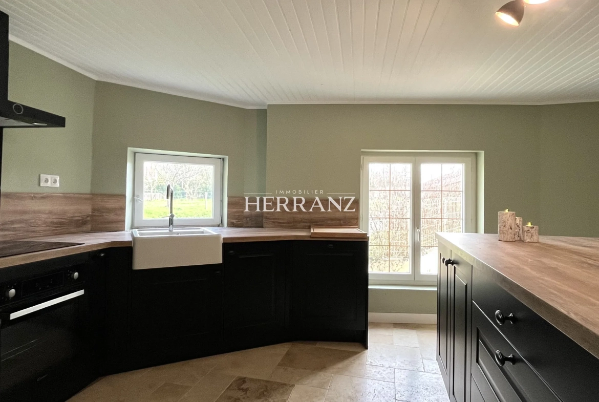 Charmante maison en pierre de 160 m² avec chais et grand terrain à Moulin-Neuf 