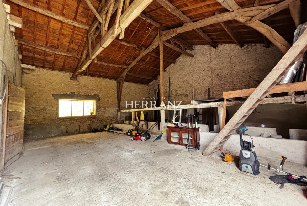 Charmante maison en pierre de 160 m² avec chais et grand terrain à Moulin-Neuf 