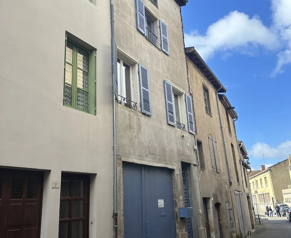 Maison de village à vendre à Marcigny avec terrasse et garage 