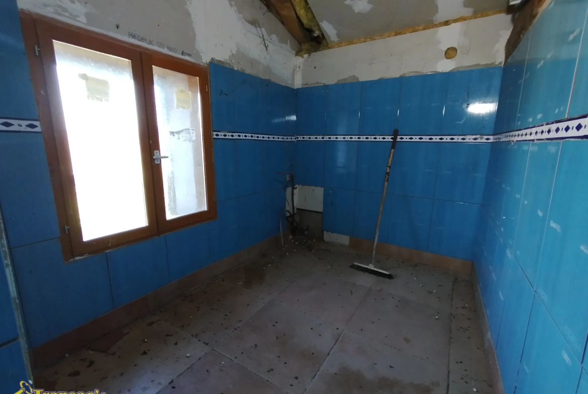 Maison de village à rénover de 60 m² avec parcelle de 2821 m² à Orléat 