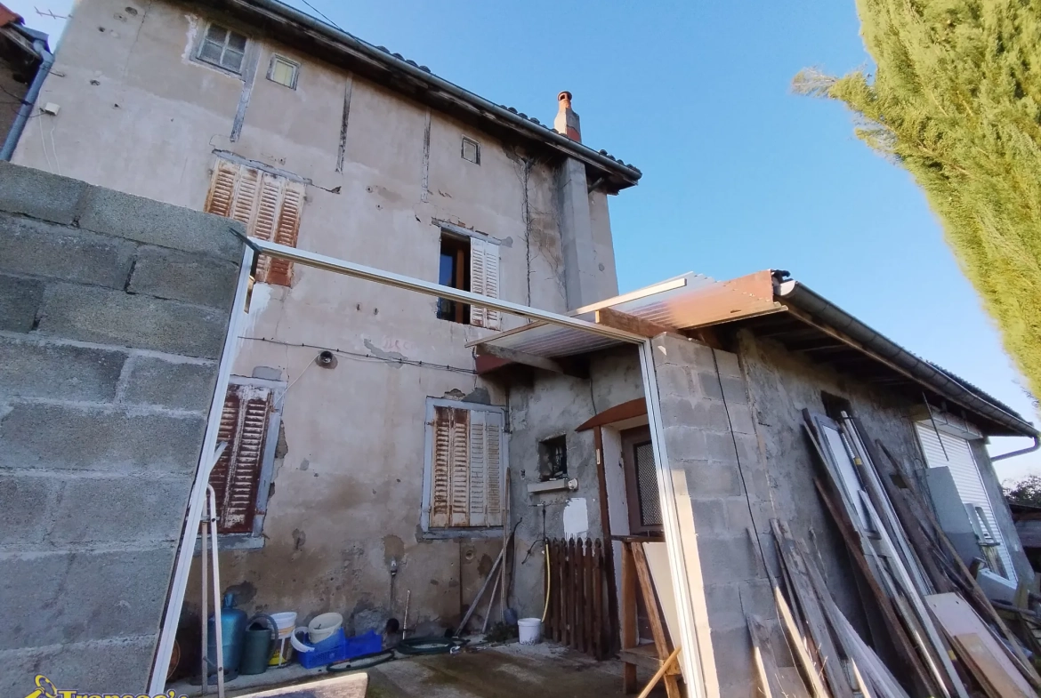 Maison de village à rénover de 60 m² avec parcelle de 2821 m² à Orléat 