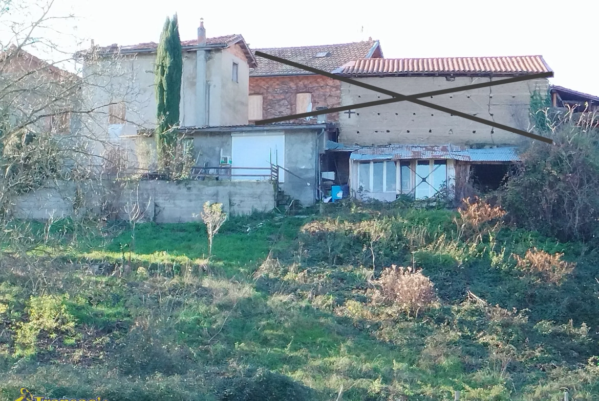 Maison de village à rénover de 60 m² avec parcelle de 2821 m² à Orléat 