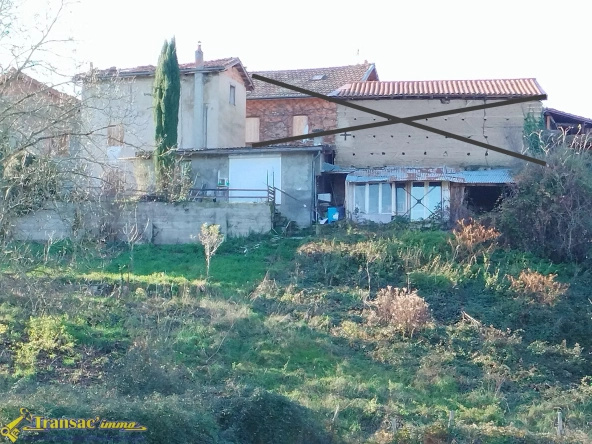 Maison de village à rénover de 60 m² avec parcelle de 2821 m² à Orléat