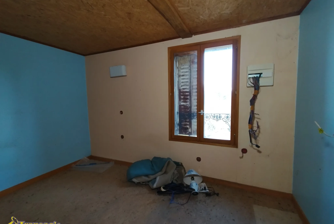 Maison de village à rénover de 60 m² avec parcelle de 2821 m² à Orléat 