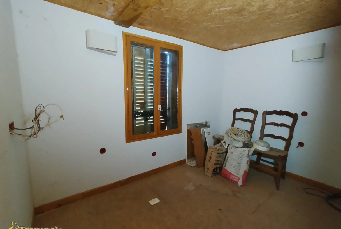 Maison de village à rénover de 60 m² avec parcelle de 2821 m² à Orléat 