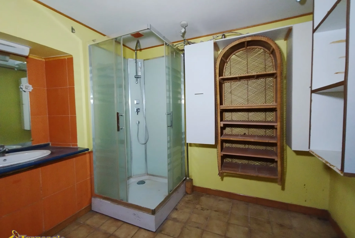 Maison de village à rénover de 60 m² avec parcelle de 2821 m² à Orléat 