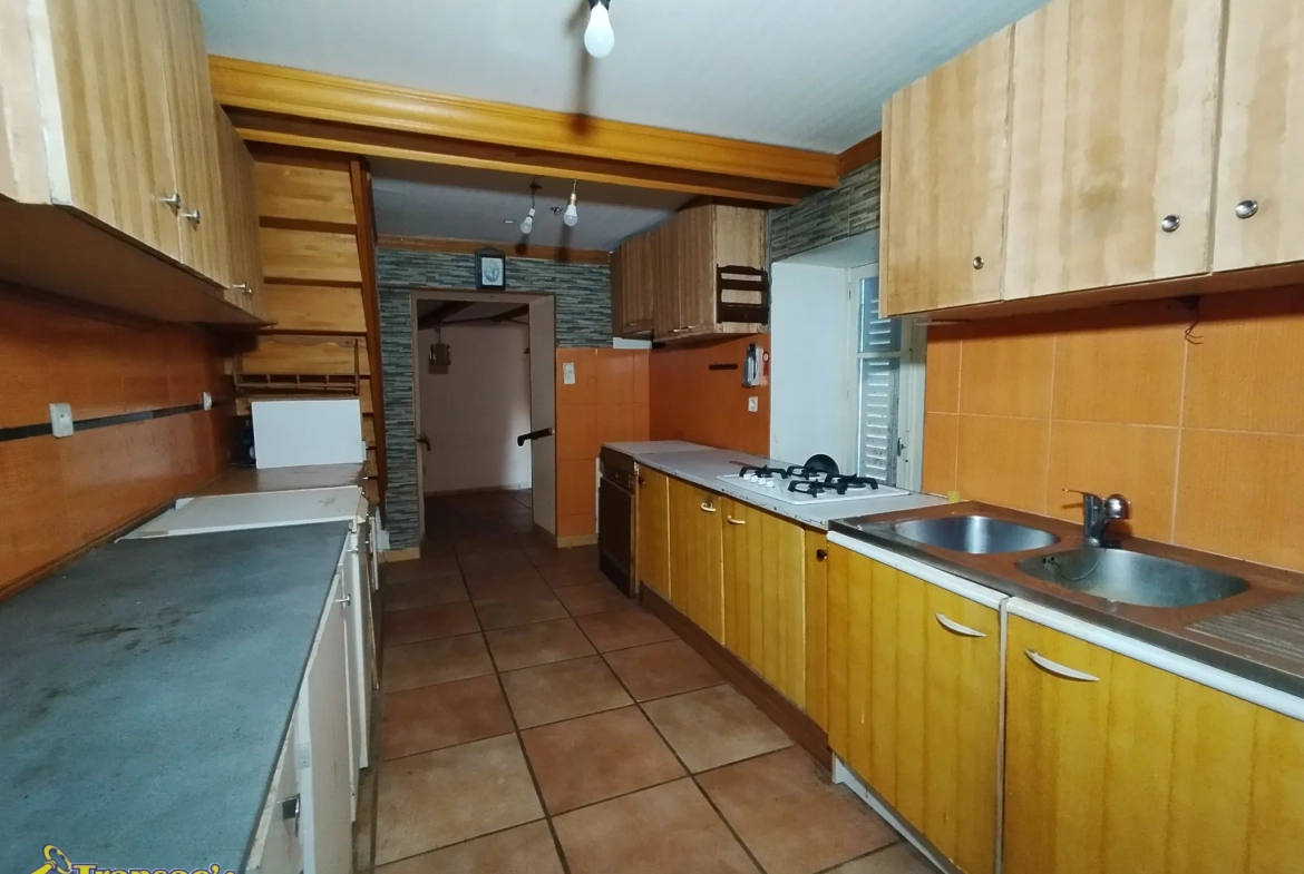 Maison de village à rénover de 60 m² avec parcelle de 2821 m² à Orléat 