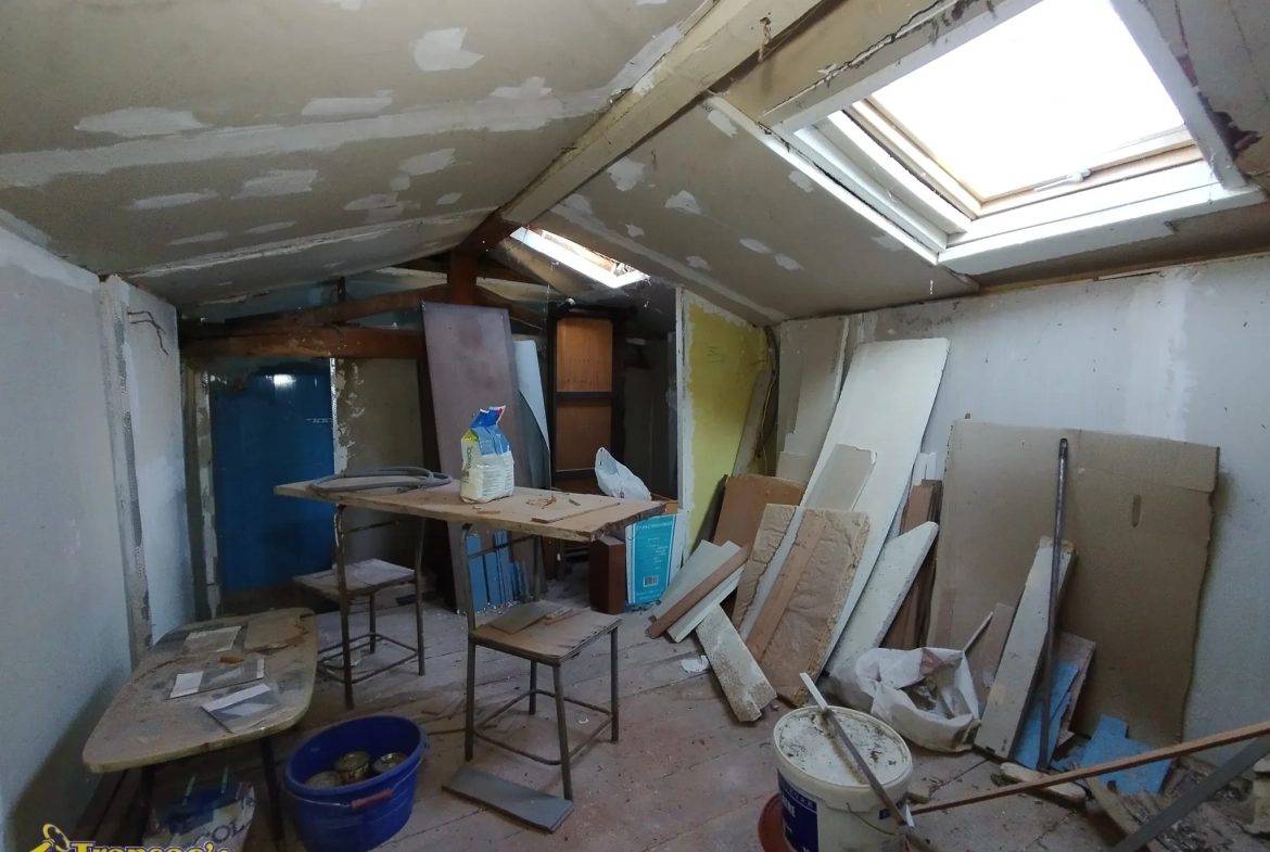 Maison de village à rénover de 60 m² avec parcelle de 2821 m² à Orléat 