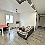 Appartement T2 rénové à Fontaine avec cour intérieure et parking à proximité