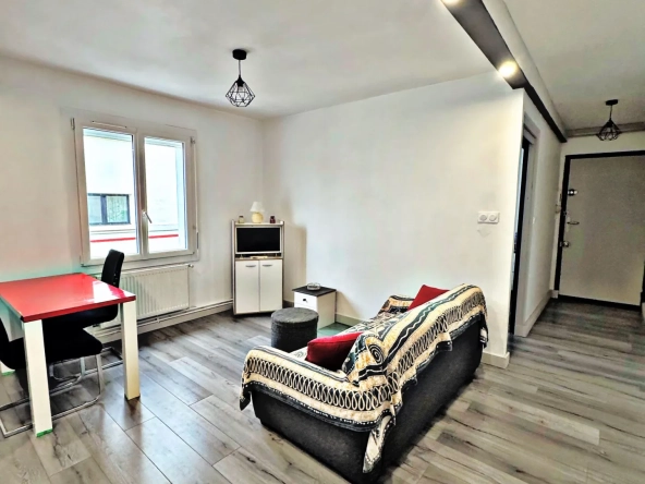 Appartement T2 rénové à Fontaine avec cour intérieure et parking à proximité