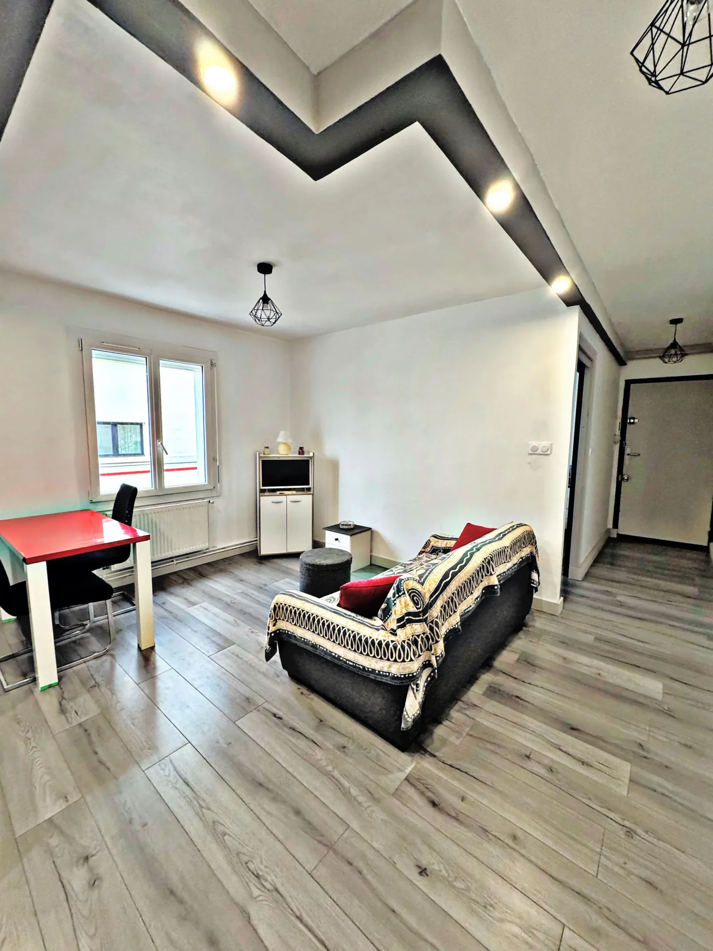 Appartement T2 rénové à Fontaine avec cour intérieure et parking à proximité 
