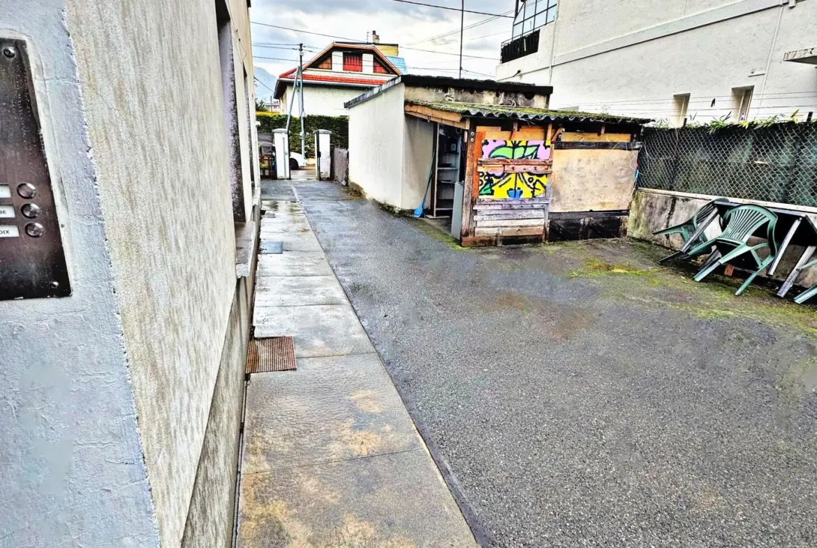 Appartement T2 rénové à Fontaine avec cour intérieure et parking à proximité 