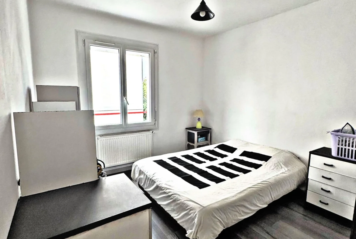 Appartement T2 rénové à Fontaine avec cour intérieure et parking à proximité 