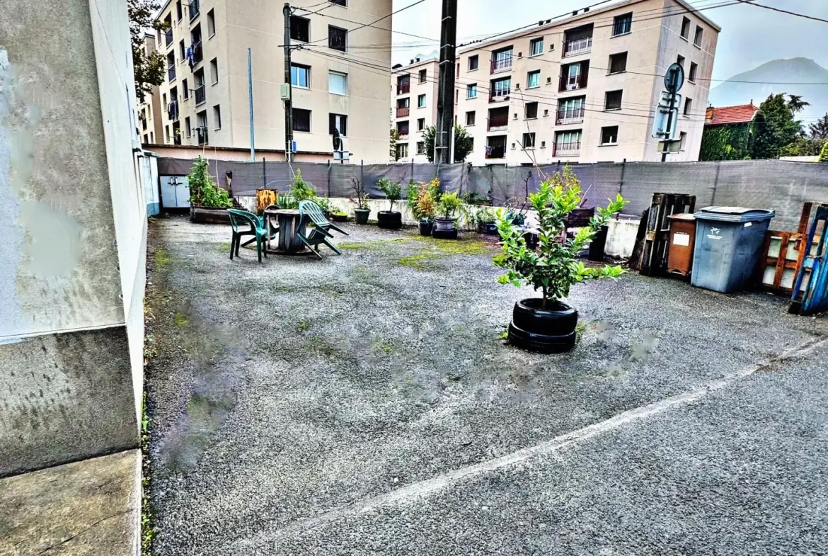 Appartement T2 rénové à Fontaine avec cour intérieure et parking à proximité 