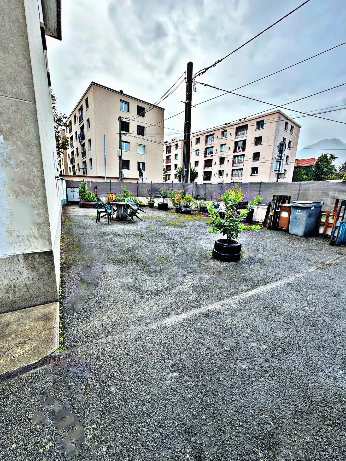 Appartement T2 rénové à Fontaine avec cour intérieure et parking à proximité 