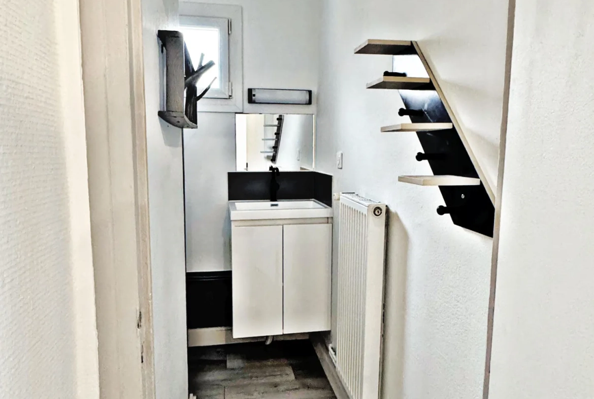 Appartement T2 rénové à Fontaine avec cour intérieure et parking à proximité 