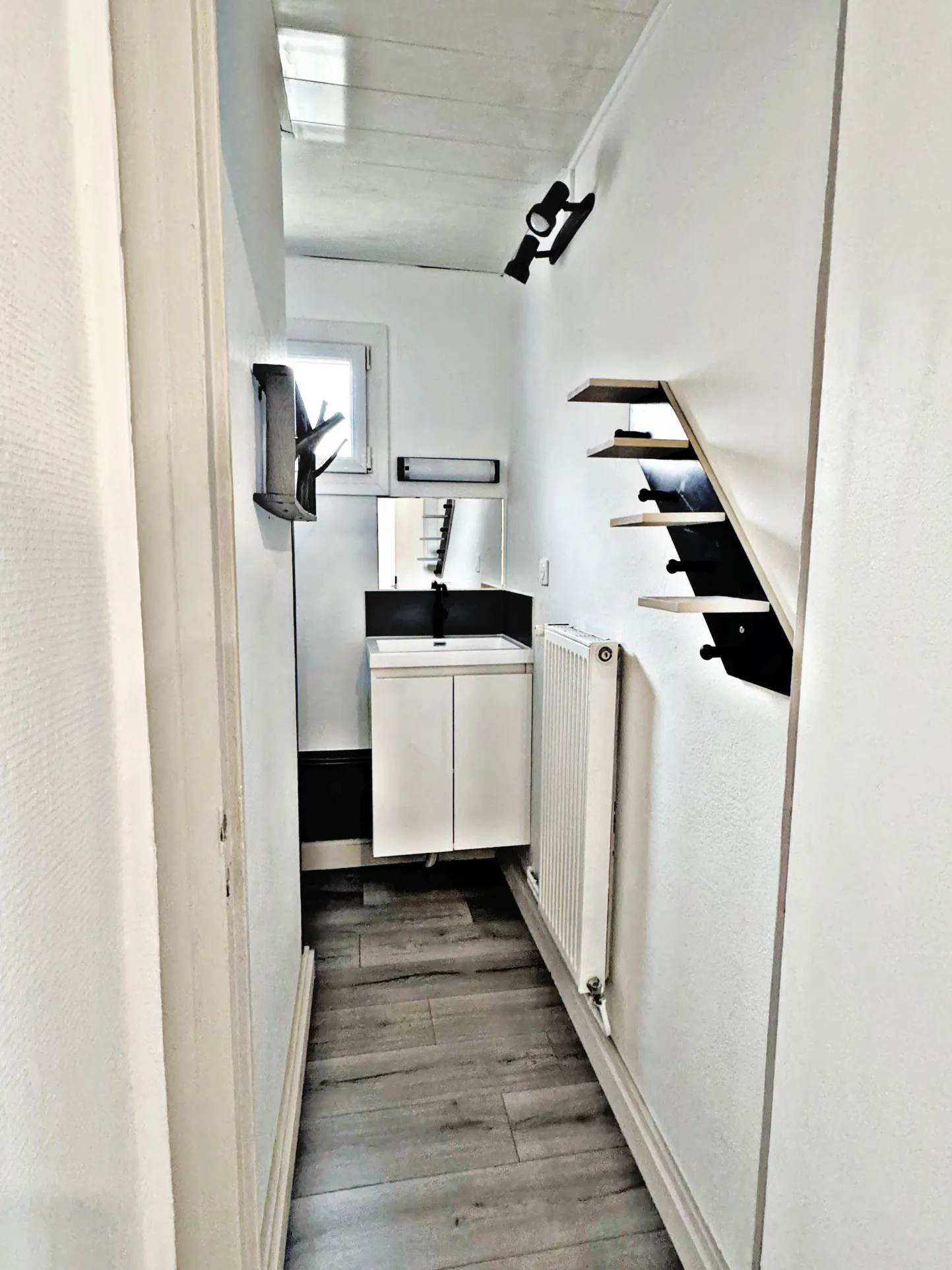 Appartement T2 rénové à Fontaine avec cour intérieure et parking à proximité 
