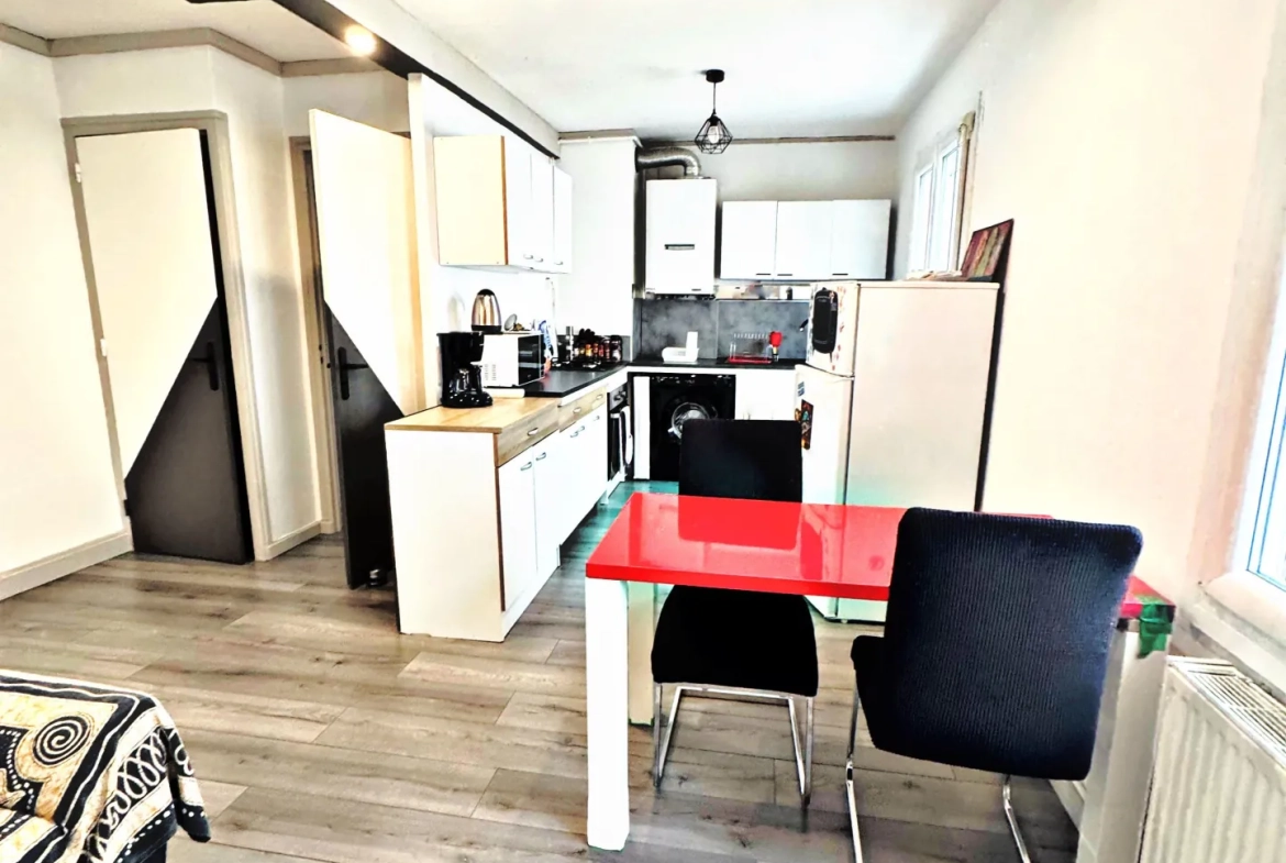 Appartement T2 rénové à Fontaine avec cour intérieure et parking à proximité 