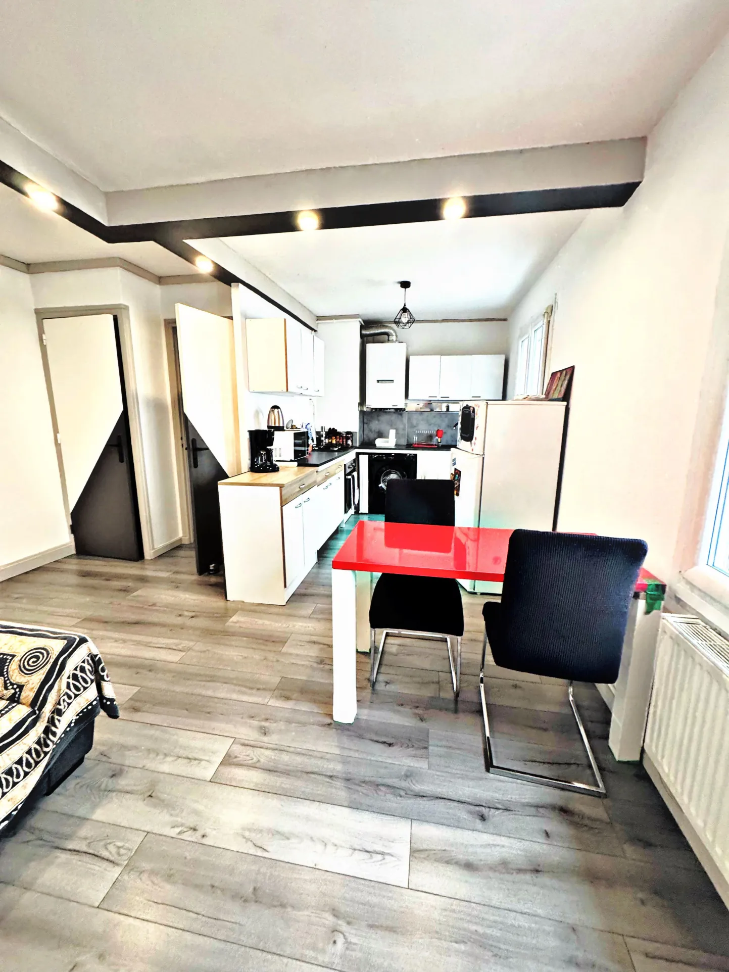 Appartement T2 rénové à Fontaine avec cour intérieure et parking à proximité 