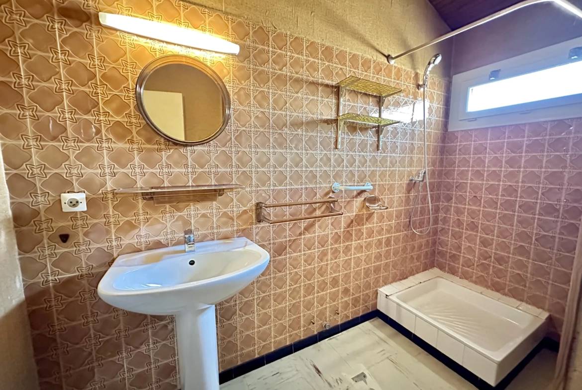 Maison à Trèbes avec 3 chambres, jardin arboré et garage - Opportunité à ne pas manquer 
