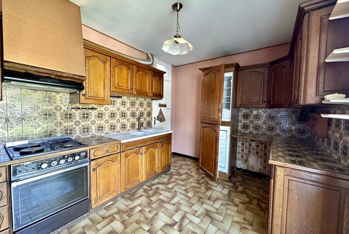 Maison à Trèbes avec 3 chambres, jardin arboré et garage - Opportunité à ne pas manquer 