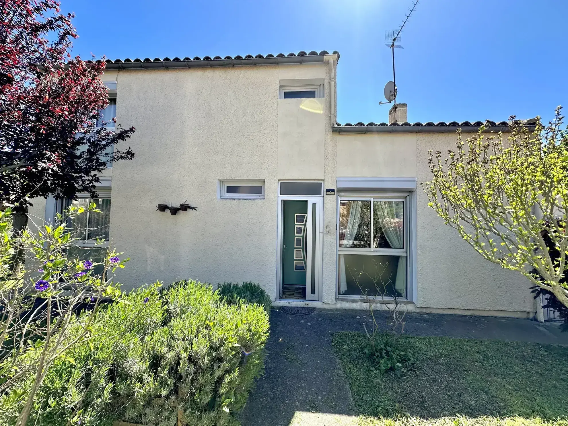 Maison à Trèbes avec 3 chambres, jardin arboré et garage - Opportunité à ne pas manquer 
