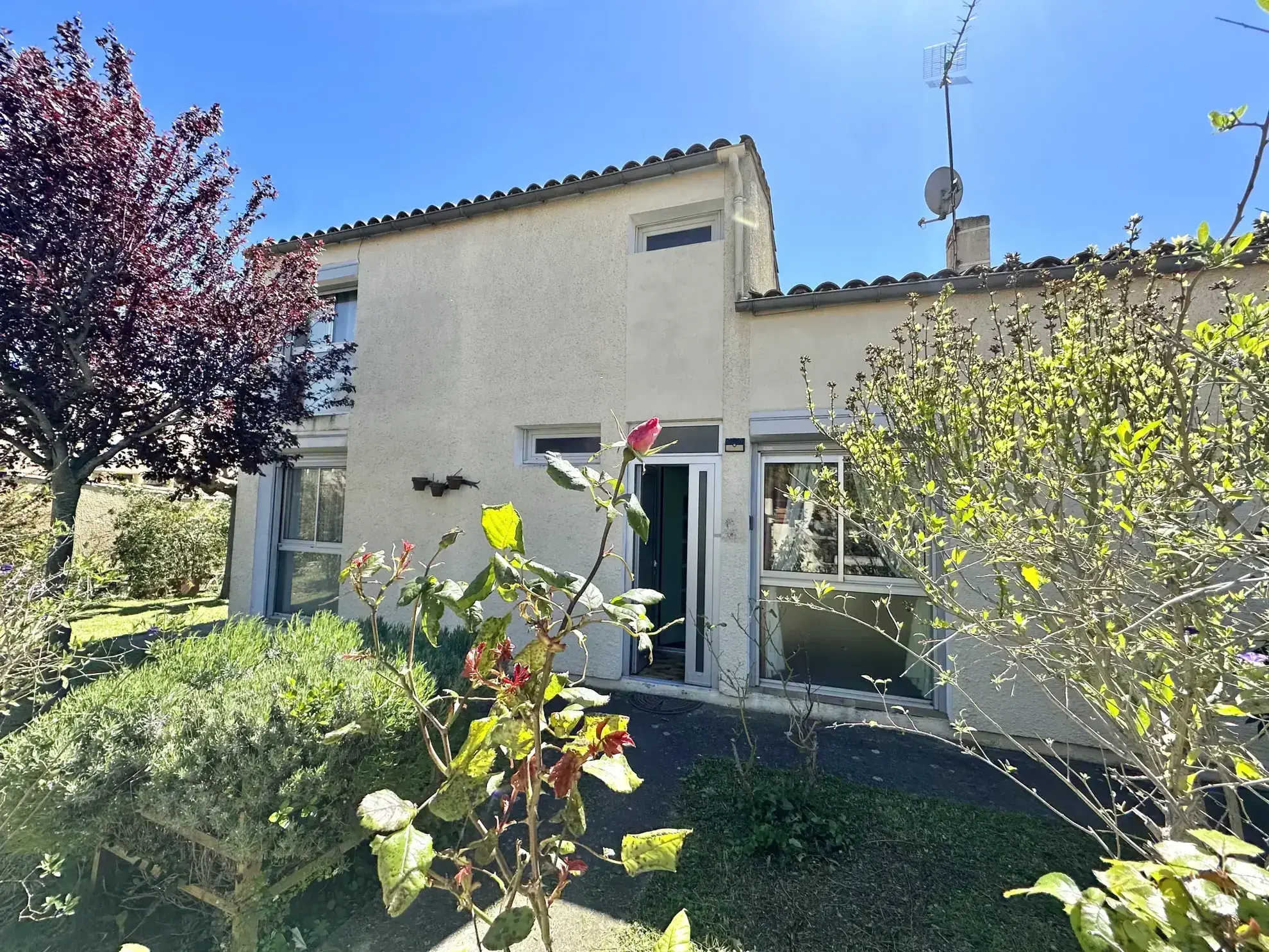 Maison à Trèbes avec 3 chambres, jardin arboré et garage - Opportunité à ne pas manquer 
