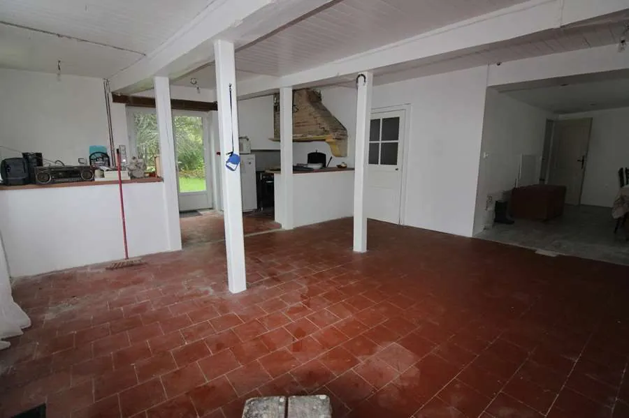 Charmante maison en pierre à vendre à Lormes, Morvan avec dépendances et jardin 