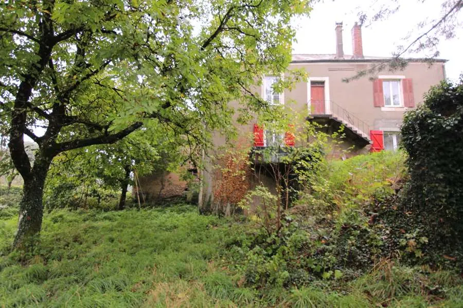 Charmante maison en pierre à vendre à Lormes, Morvan avec dépendances et jardin 