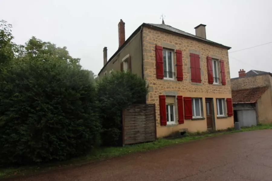 Charmante maison en pierre à vendre à Lormes, Morvan avec dépendances et jardin 